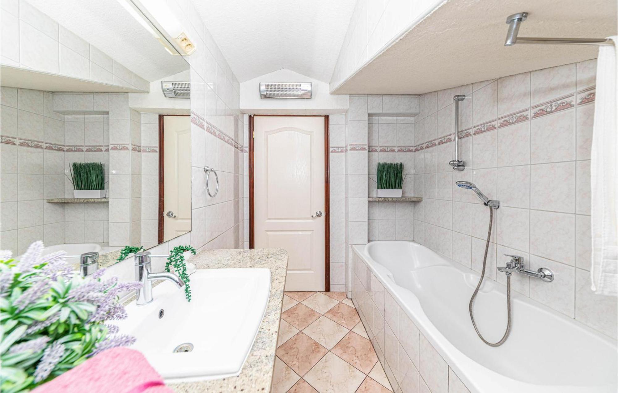 Nice Apartment In Kastel Stafilic With Sauna Kaštela Esterno foto